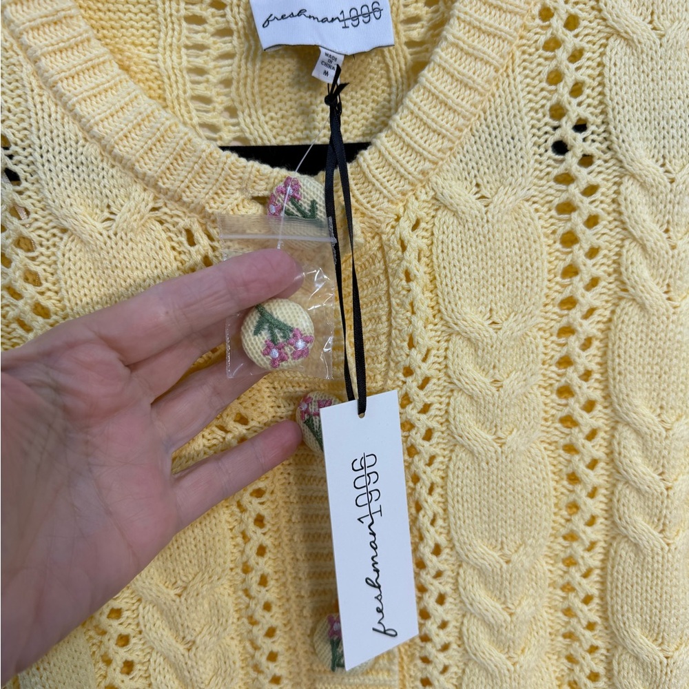 Freshman 1996 Soft Yellow Cable Knit Cropped Cardigan with Floral Buttons - Picture 3 of 9